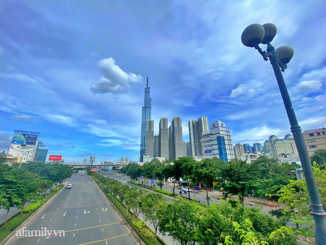 TP.HCM vắng... như mùng 1 Tết trong ngày đầu giãn cách-1