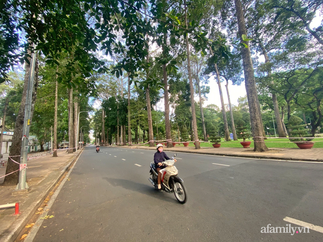 TP.HCM vắng... như mùng 1 Tết trong ngày đầu giãn cách-13