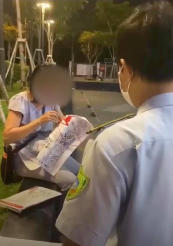 Ngồi thêu trong công viên mà không đeo khẩu trang, người phụ nữ cãi cùn: Nhà tôi ở trái đất, tôi thích hít khí trời-2