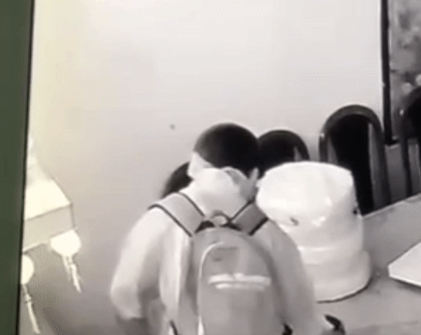 Clip: Tên trộm lẻn vào trộm nhà nữ ca sĩ Việt, nhưng vẫn không quên... bái lạy bàn thờ nhà nạn nhân trước khi hành sự-1