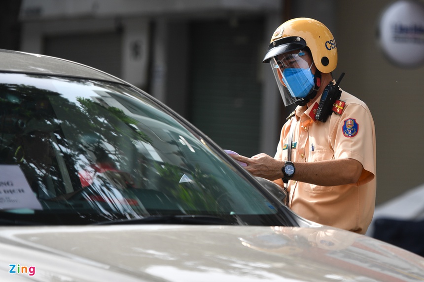 Nhiều người quay đầu xe khi thấy chốt kiểm soát dịch tại quận 3-8