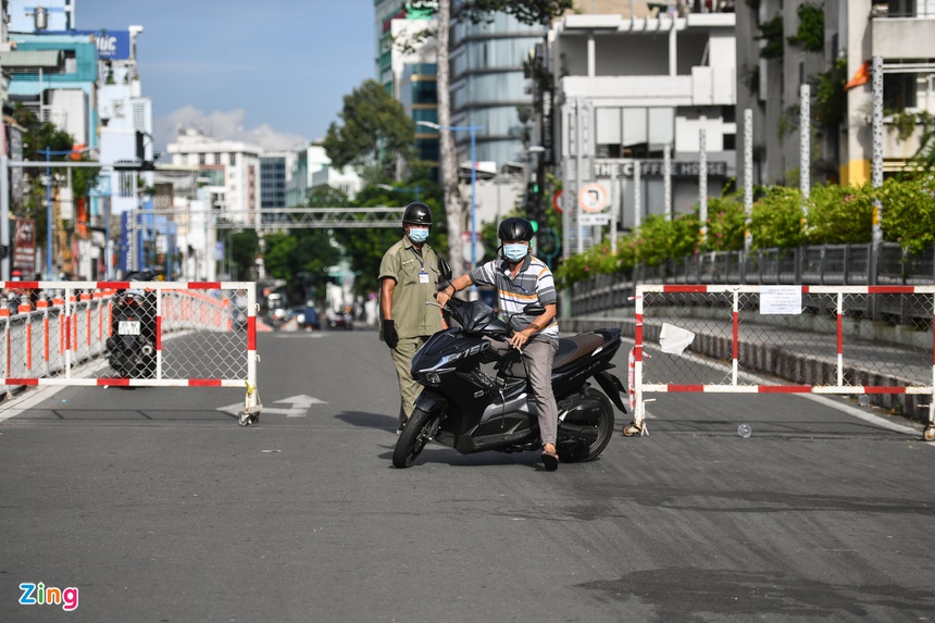 Nhiều người quay đầu xe khi thấy chốt kiểm soát dịch tại quận 3-9