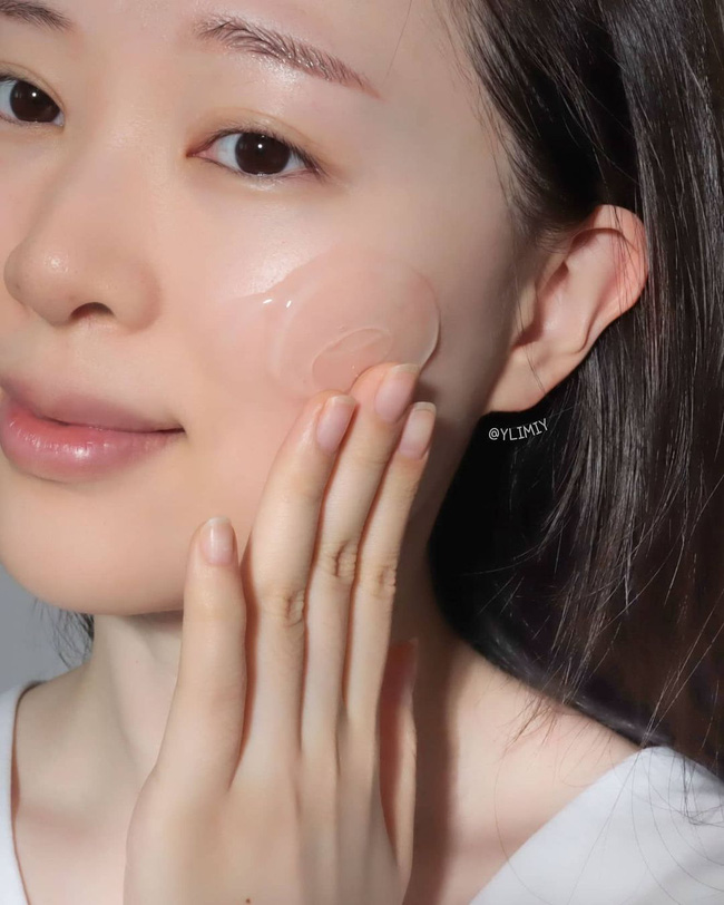 Nghỉ ở nhà, chị em tranh thủ tút tát lại làn da thêm mịn đẹp với 5 bước skincare nhàn tênh-4