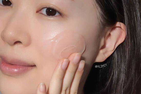 Nghỉ ở nhà, chị em tranh thủ tút tát lại làn da thêm mịn đẹp với 5 bước skincare nhàn tênh