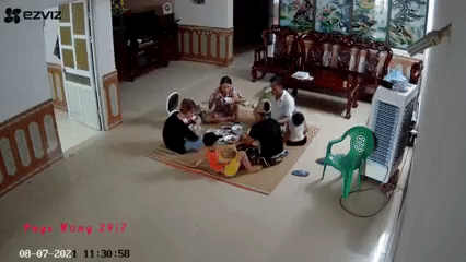 Bé trai gặp tai nạn kinh hoàng khi đang ngồi ăn cơm, nguyên nhân đến từ thứ đồ dùng quen thuộc lơ lửng trên đầu-1