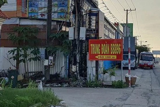 Đánh nhau với bạn cách ly, 9X tát, siết cổ luôn cán bộ khi được mời lên làm việc