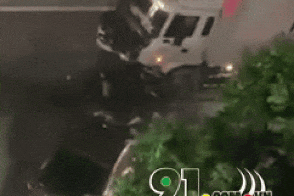 Sang đường không quan sát, cô gái khiến 3 ô tô đâm liên hoàn-1