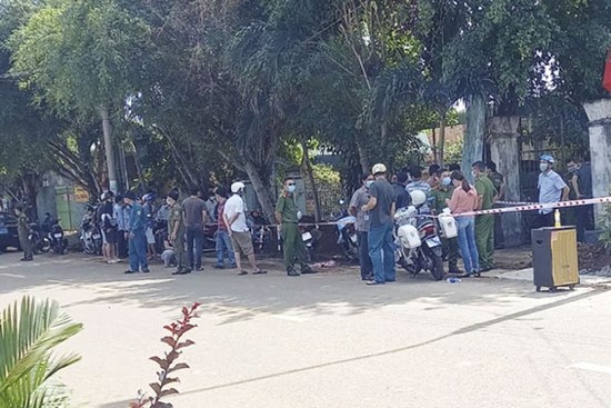 Hai mẹ con cô giáo tử vong, cổ người con có vết cắt