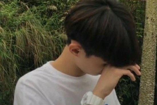 Giám thị yêu cầu tất cả lộn trái túi quần để kiểm tra “phao thi”, thí sinh này lấy ra thứ gì mà lên mạng than trời chỉ muộn độn thổ?