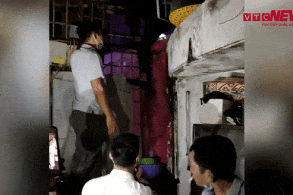 Clip: Trượt chân, bé trai 4 tuổi bị treo lơ lửng ngoài chuồng cọp-1