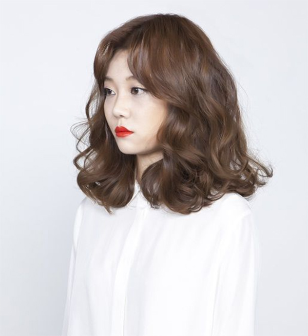 35 Kiểu tóc uốn đẹp nhất 2021 cho nữ cực trẻ trung và quyến rũ-3