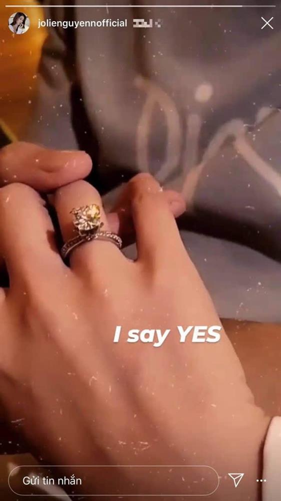 Hoa hậu con nhà giàu” Jolie Nguyễn 1 năm sau ồn ào chấn động: Sống sang chảnh, bất ngờ được cầu hôn và thay đổi rõ ở 1 điểm-2