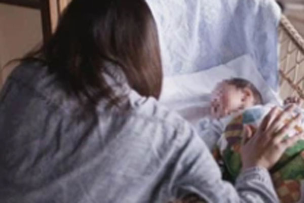 Bé trai 3 tuổi leo lên cửa sổ, cổ bị kẹt trên giá an toàn, pha cứu nguy suốt 30 phút của người mẹ gây thót tim-3