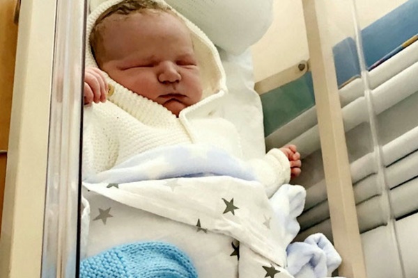 Đứa trẻ mới sinh được đẩy ra khỏi phòng nhưng không tìm thấy người thân, lí do đau lòng khiến ai cũng phẫn nộ-3