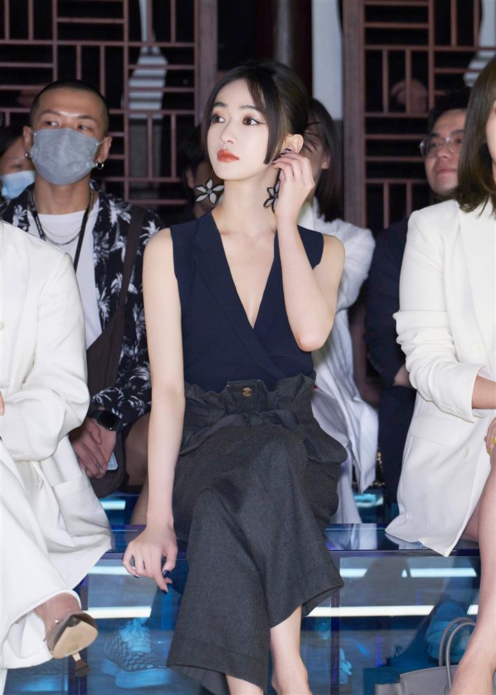 Visual của Ngô Cẩn Ngôn thăng hạng nhờ kiểu tóc mới, diện đồ đơn giản đi fashion show vẫn đẹp ngút ngàn-1