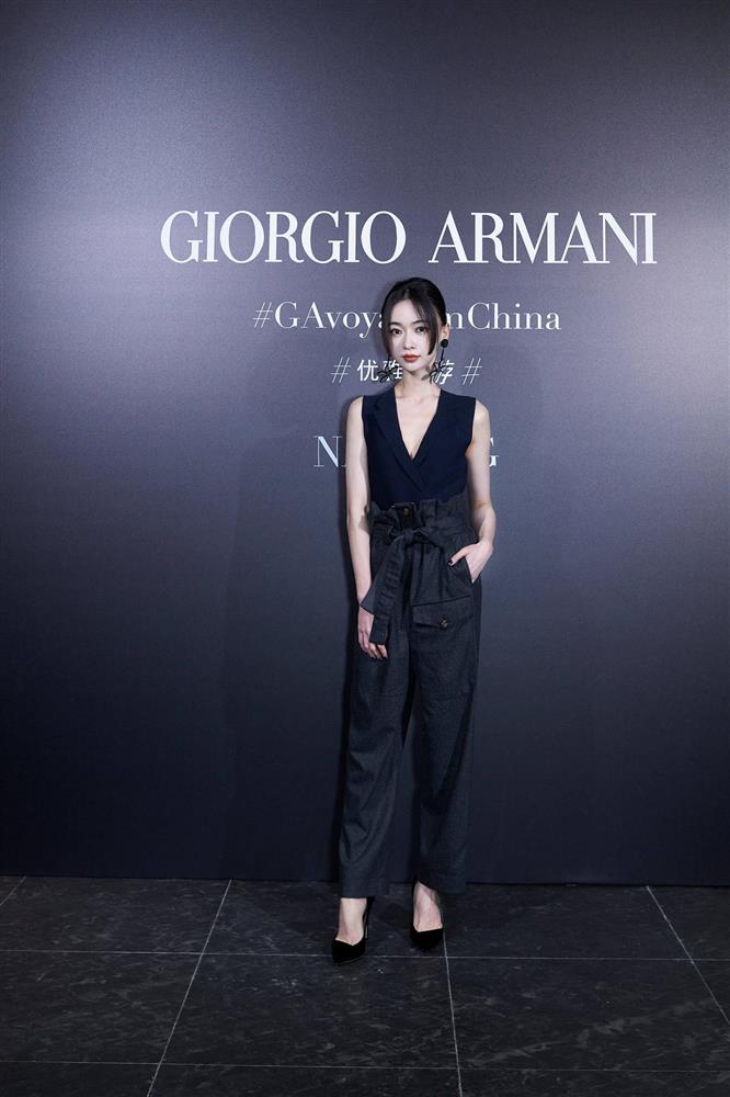 Visual của Ngô Cẩn Ngôn thăng hạng nhờ kiểu tóc mới, diện đồ đơn giản đi fashion show vẫn đẹp ngút ngàn-2