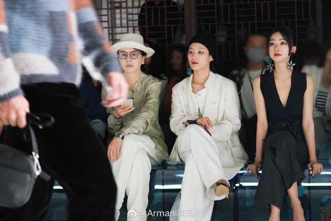 Visual của Ngô Cẩn Ngôn thăng hạng nhờ kiểu tóc mới, diện đồ đơn giản đi fashion show vẫn đẹp ngút ngàn-3