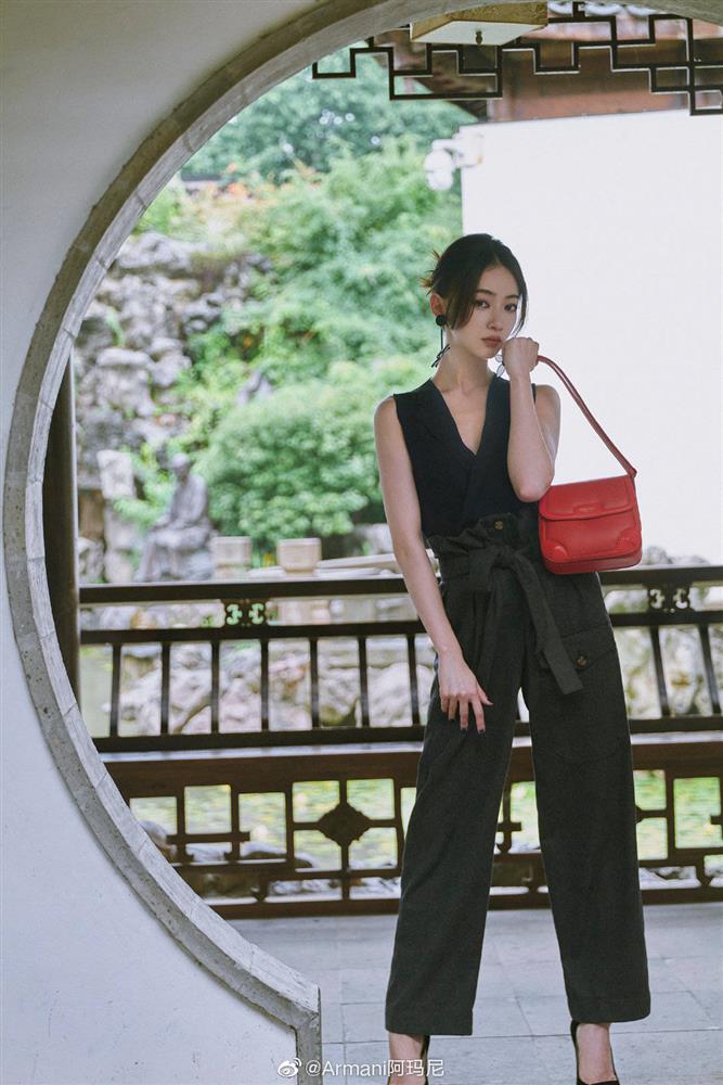 Visual của Ngô Cẩn Ngôn thăng hạng nhờ kiểu tóc mới, diện đồ đơn giản đi fashion show vẫn đẹp ngút ngàn-4