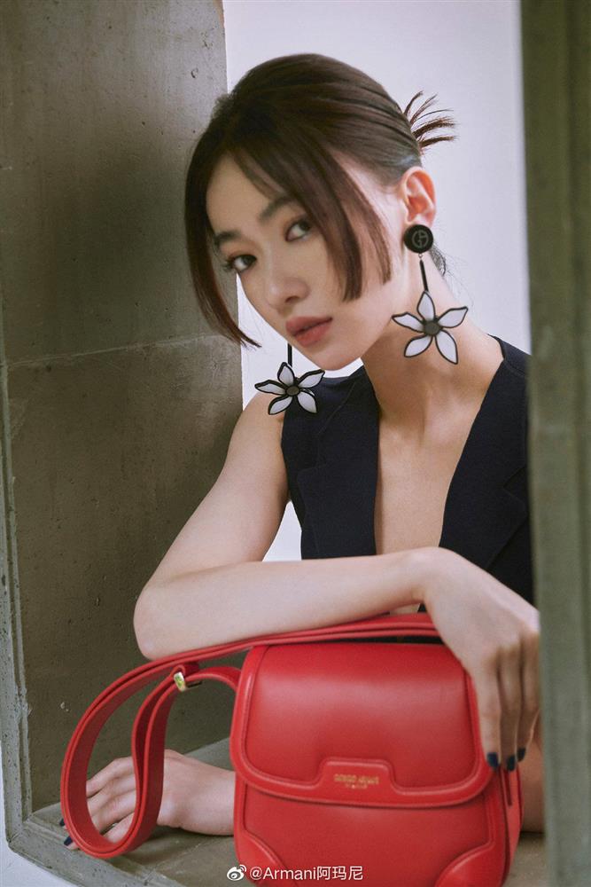 Visual của Ngô Cẩn Ngôn thăng hạng nhờ kiểu tóc mới, diện đồ đơn giản đi fashion show vẫn đẹp ngút ngàn-5