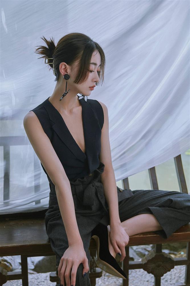 Visual của Ngô Cẩn Ngôn thăng hạng nhờ kiểu tóc mới, diện đồ đơn giản đi fashion show vẫn đẹp ngút ngàn-6