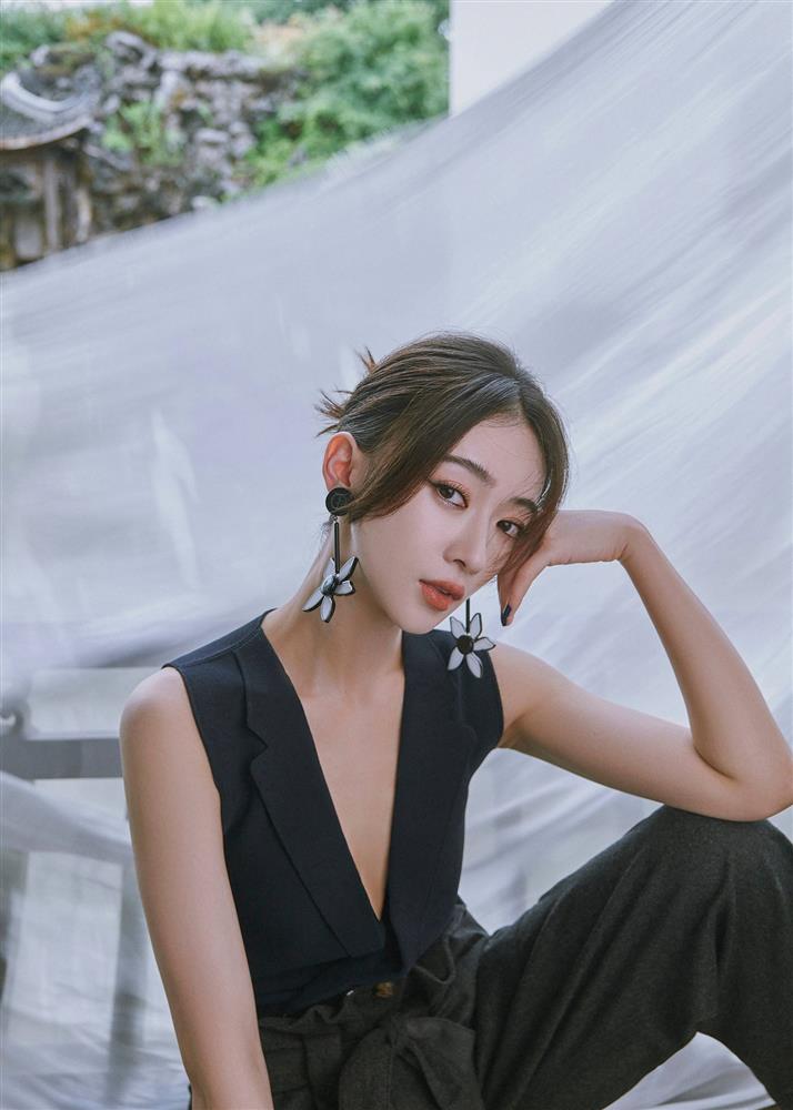 Visual của Ngô Cẩn Ngôn thăng hạng nhờ kiểu tóc mới, diện đồ đơn giản đi fashion show vẫn đẹp ngút ngàn-7