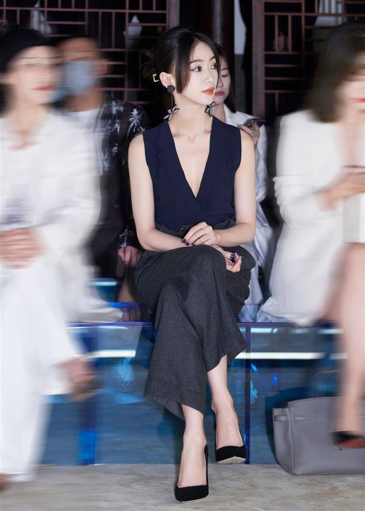 Visual của Ngô Cẩn Ngôn thăng hạng nhờ kiểu tóc mới, diện đồ đơn giản đi fashion show vẫn đẹp ngút ngàn-8