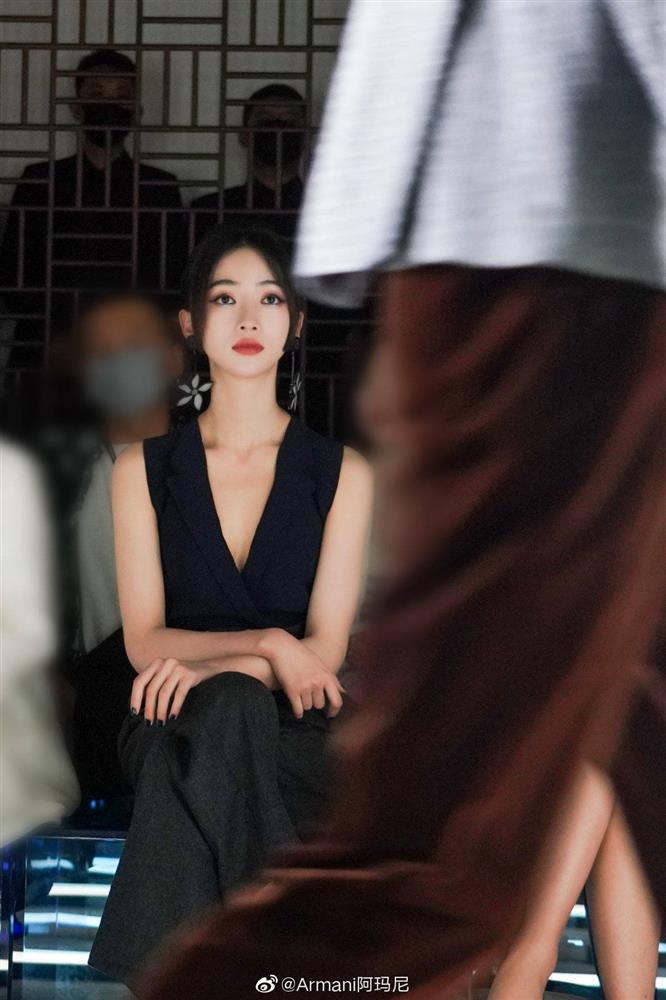 Visual của Ngô Cẩn Ngôn thăng hạng nhờ kiểu tóc mới, diện đồ đơn giản đi fashion show vẫn đẹp ngút ngàn-9