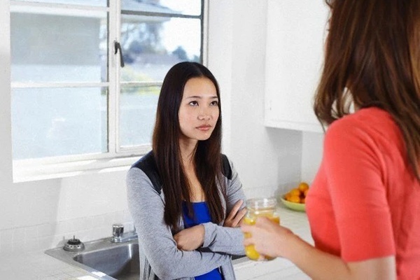 Em dâu cậy có tiền vênh váo với cả nhà, mắng mẹ chồng như tát nước, chị dâu tuyên bố một câu mà cô sợ tái mặt-2