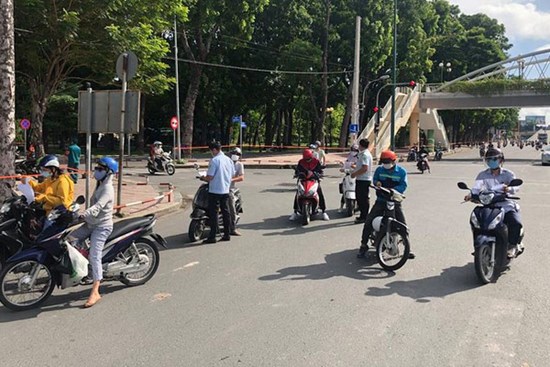 Người đàn ông ở TP.HCM chửi bới, giật biên bản khi bị xử phạt