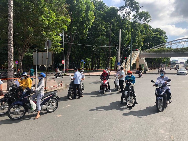 Người đàn ông ở TP.HCM chửi bới, giật biên bản khi bị xử phạt-1