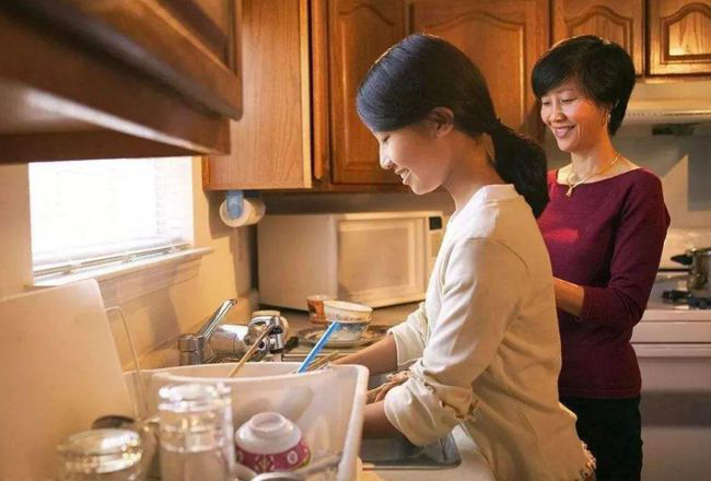 Con trai vừa đi làm, mẹ chồng lập tức bưng tôm hùm ra cho con dâu ăn, nói một câu bất ngờ-1