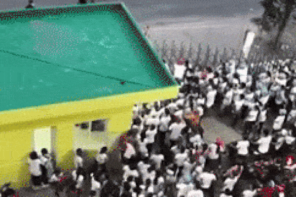 Xôn xao clip người vi phạm Chỉ thị 16 giằng co với tổ công tác: Nhóm người có hành động chống đối-2