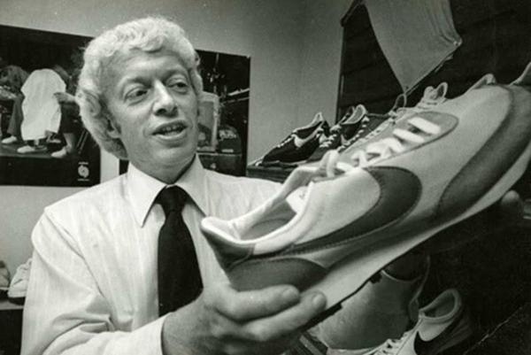 Cha đẻ” Nike: Từ gã nghiện giày đi bán rong đến chủ nhân đế chế tỷ đô và câu nói con không bao giờ đi giày bố bán” chưa từng nguôi nhói đau-2