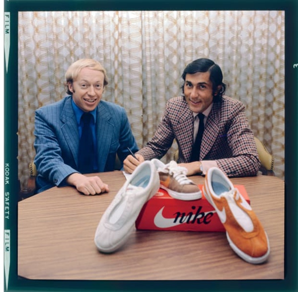 Cha đẻ” Nike: Từ gã nghiện giày đi bán rong đến chủ nhân đế chế tỷ đô và câu nói con không bao giờ đi giày bố bán” chưa từng nguôi nhói đau-4