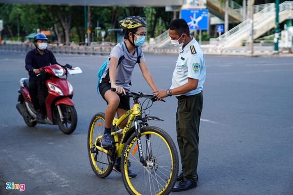 Cư dân chung cư ở TP.HCM phớt lờ Chỉ thị 16-1