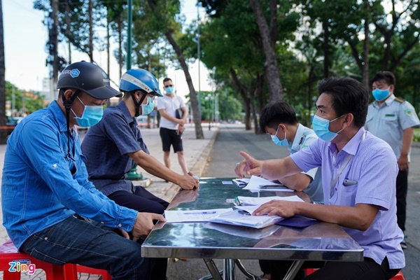 Cư dân chung cư ở TP.HCM phớt lờ Chỉ thị 16-2