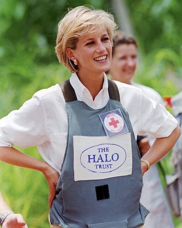 Không bao giờ mất đi vẻ nữ tính dù cắt tóc ngắn ngủn, bí kíp của công nương Diana chỉ có 2 điều-9