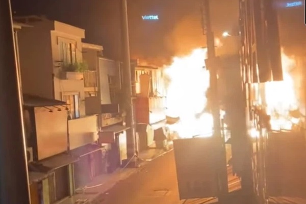 TP.HCM: Cháy nổ kinh hoàng, lửa rực sáng cả khu phố khiến 2 căn nhà bị thiêu rụi-1