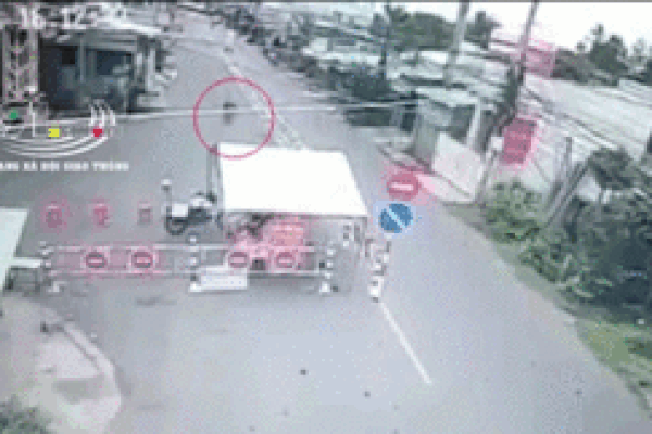 Nam thanh niên chạy xe máy bất ngờ đâm xuyên chốt kiểm dịch