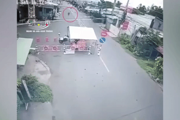 Nam thanh niên phóng xe máy như bay đâm xuyên chốt kiểm dịch, 2 nhân viên hốt hoảng lao ra ngoài