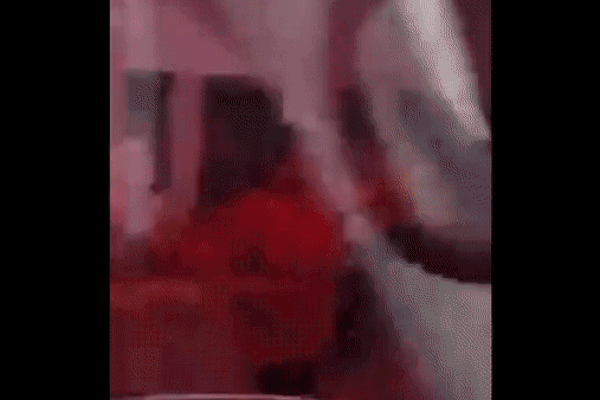 Vừa bế con nhỏ vừa lái xe băng qua đường, người mẹ gặp cái kết hú vía