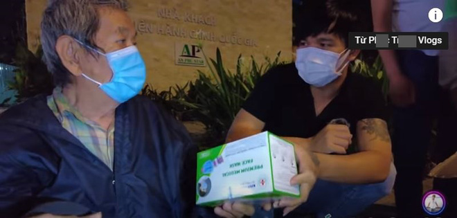 Đi phát khẩu trang từ thiện ở Sài Gòn, thanh niên bị bà già đánh tơi tả, dân mạng chia phe tranh cãi khi biết lý do-4
