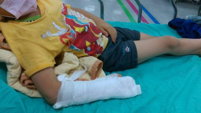 Bé gái 5 tuổi bị bố giẫm vỡ bụng, nụ cười hả hê của người mẹ tại bệnh viện tố cáo vụ bạo hành kinh hoàng-1