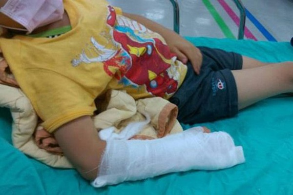 Bé trai 2 tuổi bị bạo hành đến chết: 21 ngày địa ngục chịu sự tra tấn bằng ma túy và bạo lực, thi thể không còn ra hình hài-10