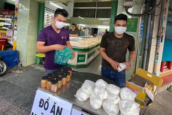 Sao nỡ bóc mẽ người nghèo mùa giãn cách?