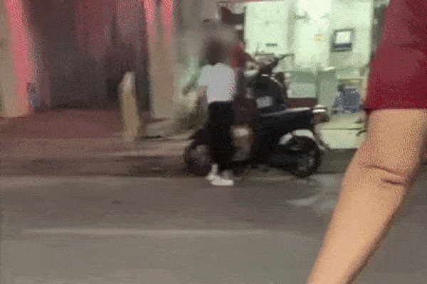 Chồng chạy Grab tát thẳng mặt khi bắt quả tang vợ vào nhà nghỉ với người đàn ông khác: 