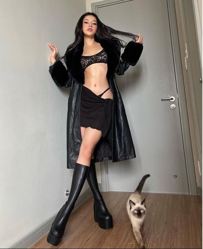 Chi Pu diện nội y xuyên thấu, góc chụp phô vòng 3 nhức nhối-2