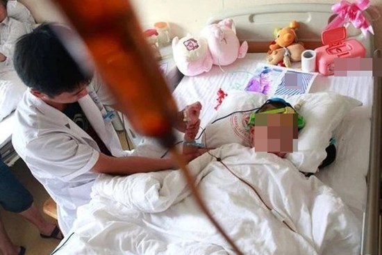 Bé gái 5 tuổi bị ung thư gan do thường xuyên ăn vặt, bác sĩ khuyên hãy từ bỏ 4 món dưới đây