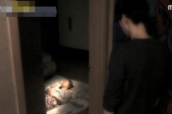 Căn phòng dán kín che đậy tội ác của nam sinh giết mẹ sau trận đòn 10 tiếng, luật sư biện hộ khiến phiên tòa lặng người