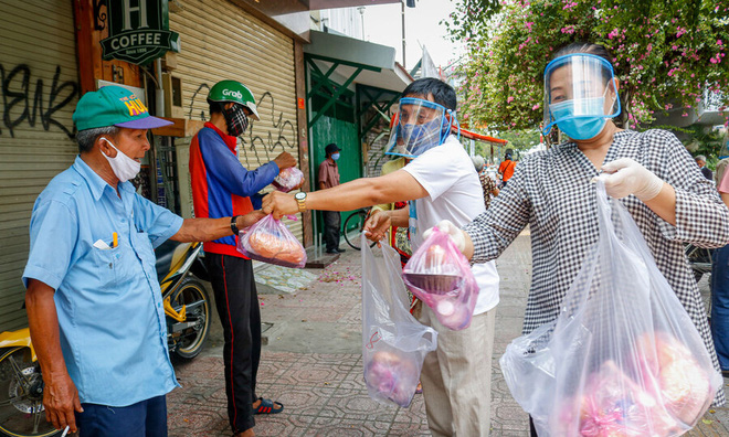 Vì một hộp cơm nhân danh từ thiện mà sỉ nhục người nghèo, đó là tội ác!-2